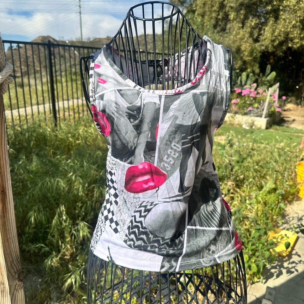 Vintage Love Pink Lip Graphic Scoop Neck Tank Top